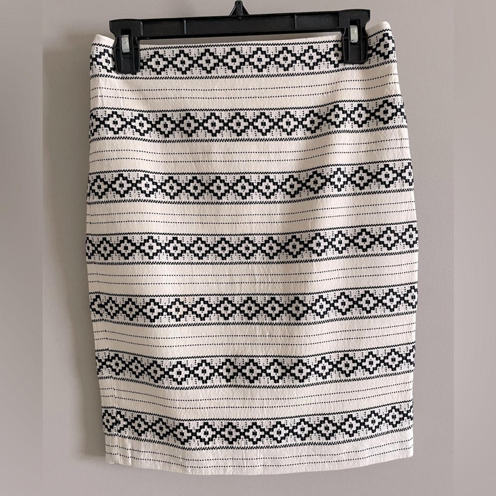 EUC! Ann Taylor Petite - Cream/Black Woven Pencil Skirt Size 0